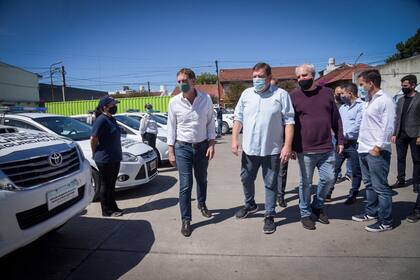 Santilli, con el intendente de General Pueyrredón, Guillermo Montenegro, al presentar móviles que fueron de la Ciudad en Mar del Plata, el 12 de marzo