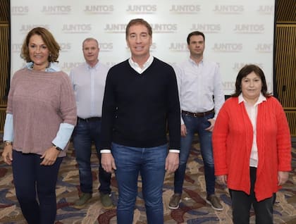 Santilli, escoltado por Ocaña, Campagnoli, López y Millman