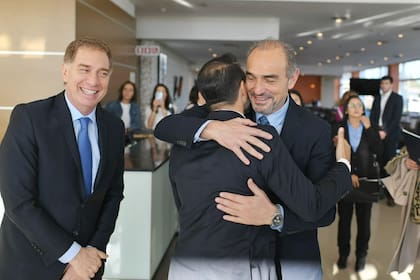 Santilli junto a Lule Menem, que abraza al gobernador Valdés