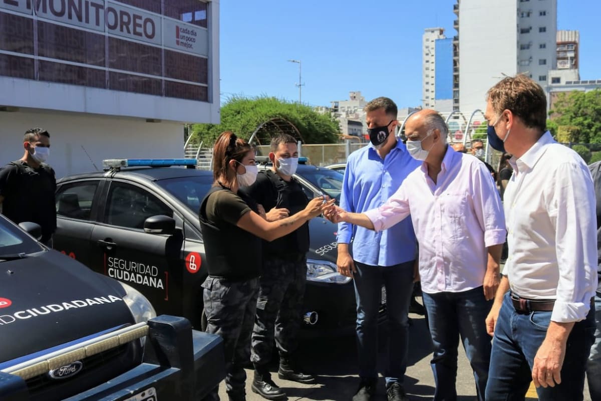 Santilli, junto al intendente de Lanús, Néstor Grindetti, y al jefe de Gabinete municipal, Diego Kravetz, en enero, al entregar patrulleros a Lanús