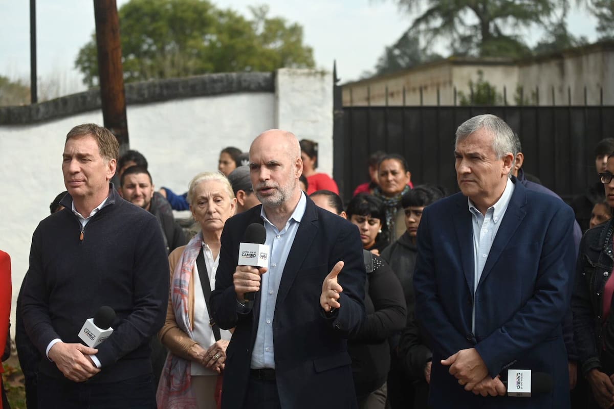 Santilli, Larreta y Morales, frente al convento de General Rodríguez