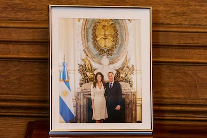 Santilli tiene un portarretratos con una foto junto a su esposa, Analía Maiorana, el día en que asumió como Ministro del Interior, también del gobierno de Milei