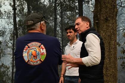 Santilli visitó Chubut y recorrió junto a Torres las áreas afectadas por los incendios la semana pasada; vuelve mañana con Monteoliva