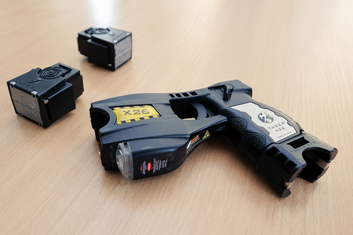 Santilli y Bullrich analizan la eventual implementación de las pistolas Taser