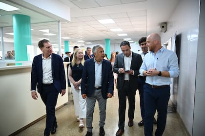 Santilli y Cornejo, junto con autoridades sanitarias de Mendoza, recorrieron el Hospital de Luján de Cuyo