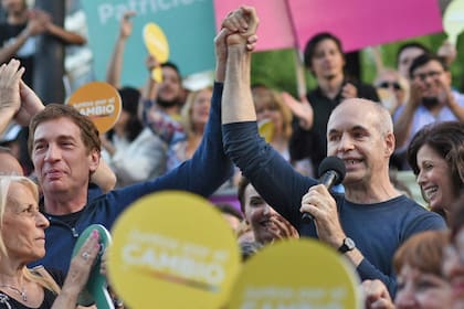 Santilli y Larreta, ayer, junto a militantes en Barrancas de Belgrano