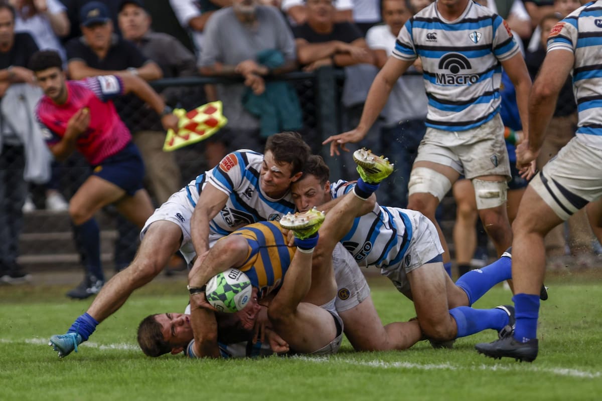 Santino Amaya doblega a la defensa de SIC, apoya la pelota y anota el try del triunfo de Hindú, el líder del Top 14 de URBA.