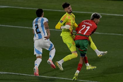 Santino Barbi impactó a Yassir Zabiri en la puerta del área y generó el tiro libre del que derivó el primer tanto de Marruecos