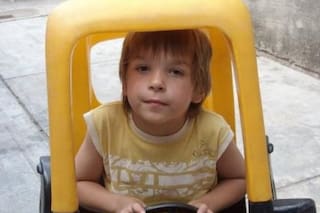 Es hijo de dos figuras queridas de la TV, hoy tiene 22 años y encontró su vocación lejos del país