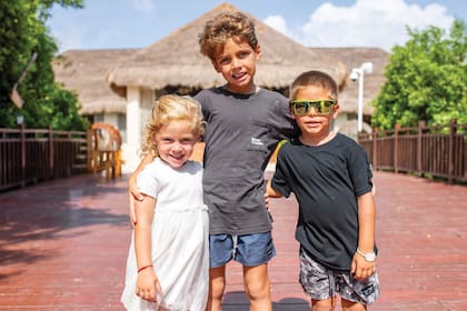 Santino, el mayor de sus hijos, tiene 7 años y, para el álbum familiar, a abrazó a sus hermanos, Faustina y Valentino, de 5 y 4 años.