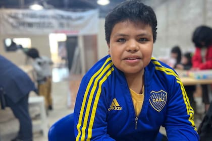 Santino es fanático de Boca Juniors y asiste al apoyo escolar que se dicta en el SUM del barrio, en alianza con La Poderosa