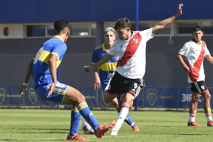 Santino Gallardo remata ante Boca: el delantero juega en la sexta división de River