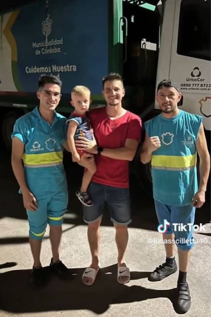 Santino y Lucas junto a los dos recolectores, Andrés y Marcos