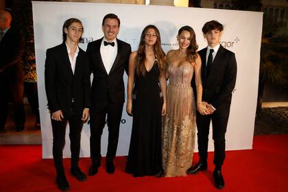 Santino y Roberto García Moritán, Carolina "Pampita" Ardohain, Delfina García Moritán y Bautista Vicuña en la gala de la Fundación Asociar. La comida se celebró en dentro del hotel Four Seasons y contó con una subasta y sorteos. Fueron 25 mesas, 250 personas y tuvo shows de Soledad Pastorutti y Ezequiel Iván Cwirkaluk, "El Polaco".