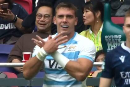 Santino Zangara festeja su try para los Pumas 7s, el último de una goleada a Fiji que tuvo momentos apabullantes del seleccionado argentino en el Seven de Hong Kong.