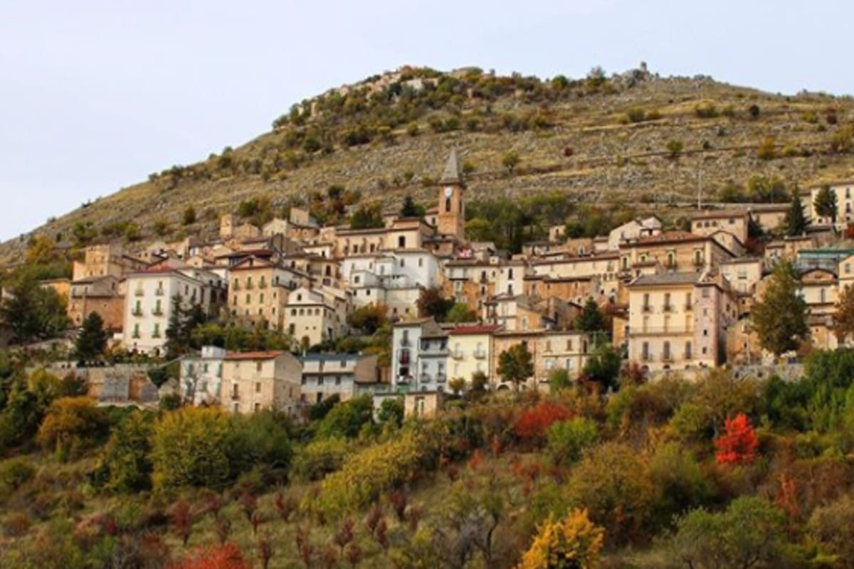 Santo Stefano di Sessanio es una pequeña aldea medieval amurrallada que actualmente solo cuenta con un centenar de habitantes. Las autoridades del lugar ofrecen casa y sustento económico a las posibles nuevas parejas residentes que deben ser menores de cuarenta años, entre otros requisitos