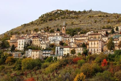 Santo Stefano di Sessanio es una pequeña aldea medieval amurrallada que actualmente solo cuenta con un centenar de habitantes. Las autoridades del lugar ofrecen casa y sustento económico a las posibles nuevas parejas residentes que deben ser menores de cuarenta años, entre otros requisitos