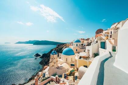 Santorini se caracteriza por sus casas blancas con techos y puertas azules a la orilla del Mar Mediterráneo