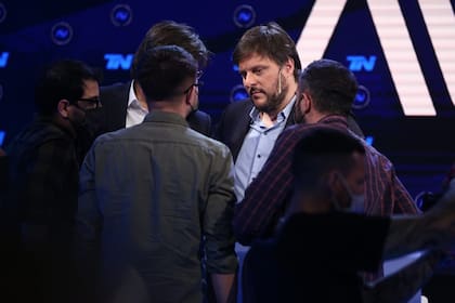 Santoro escucha los consejos de sus asesores en un corte del debate.