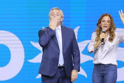 Santoro, Massa, Kicillof, Alberto Fernández y Victoria Tolosa Paz en el búnker del Frente de Todos en Chacarita