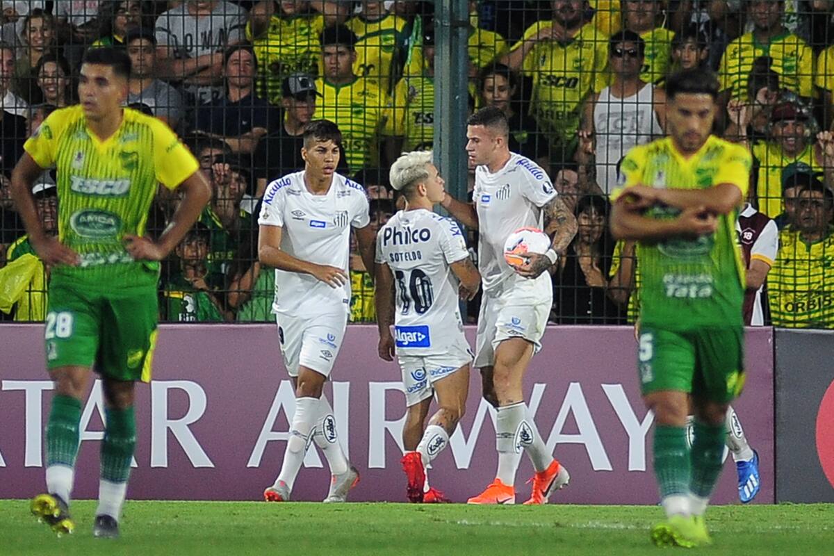 Santos amargó a Defensa y Justicia en el final del partido, en Florencio Varela