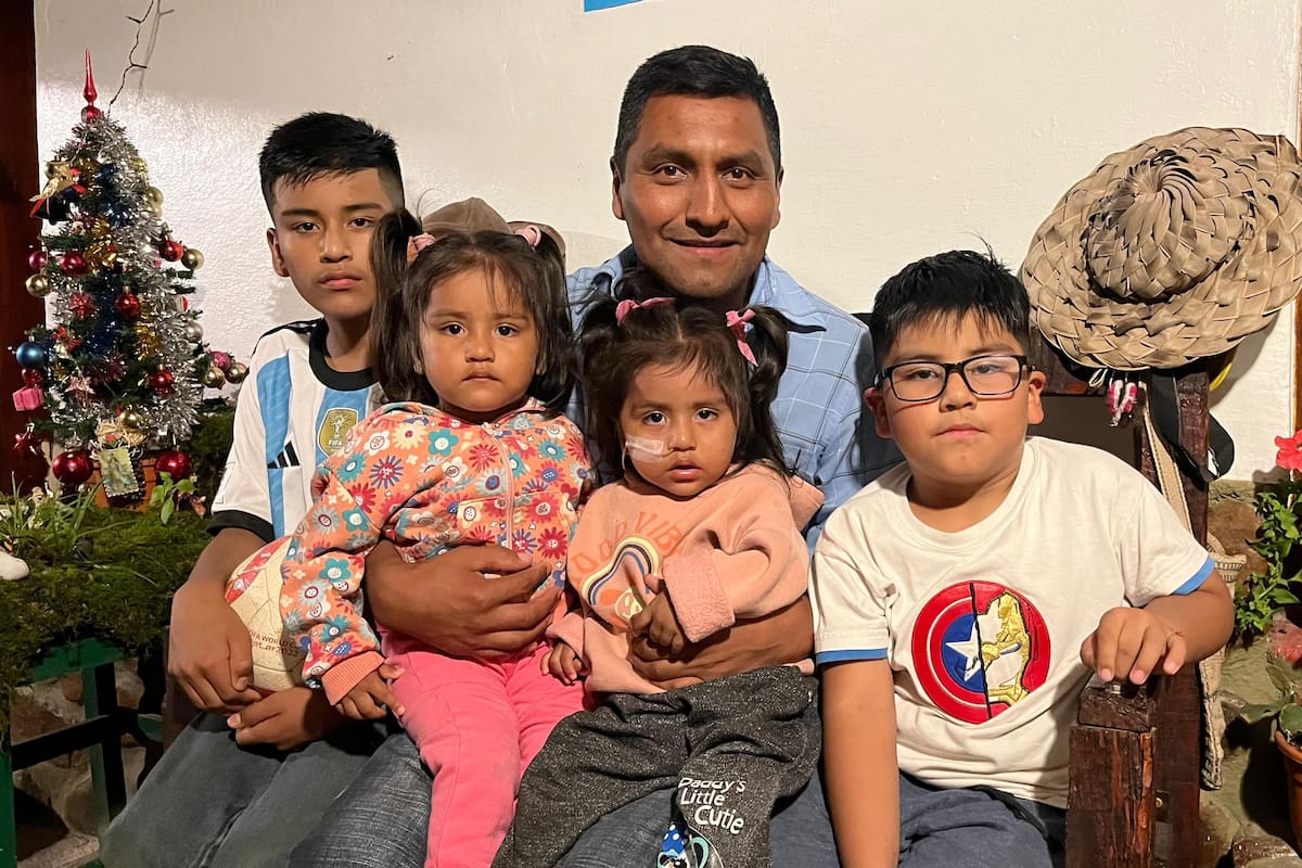 Santos Clemente Vera, con sus cuatro hijos, instalado en su casa tras haber sido liberado por orden de la Corte Suprema