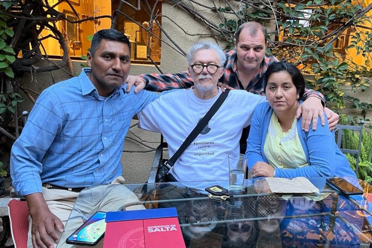 Santos Clemente Vera y su esposa, Beatriz, con Jean-Michel Bouvier, padre de Cassandre, una de las víctimas