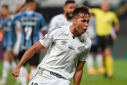Kaio Jorge,centrodelantero de 18 años, campeón de mundo Sub 17 con Brasil, le convirtió tres de los 5 goles a Gremio para eliminarlo de la Libertadores en los cuartos de final