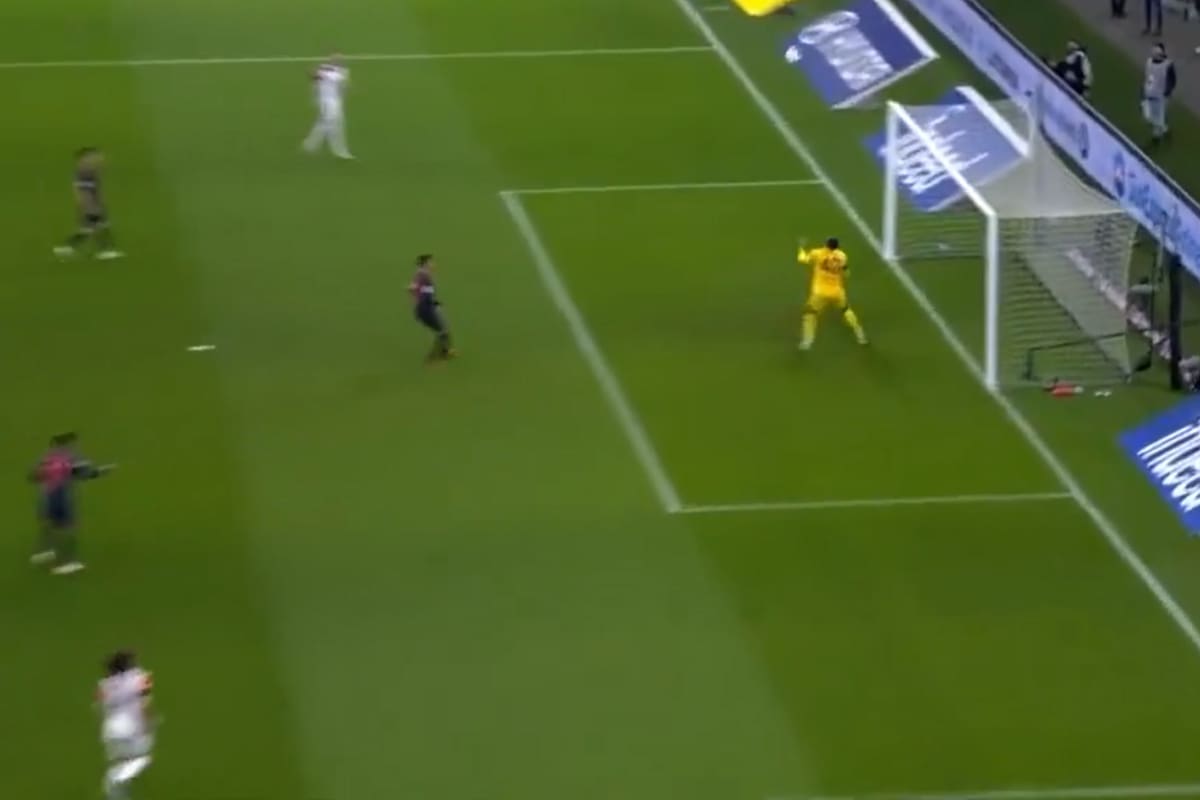 Santos, de Eintracht Frankfurt, espera la caída de la pelota, pero la terminará metiendo en su propio arco al fallar en el puñetazo para despejar.