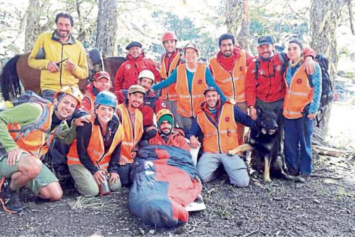 Santos, en el medio, con una parte de los rescatistas que colaboraron en su búsqueda