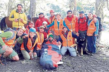 Santos, en el medio, con una parte de los rescatistas que colaboraron en su búsqueda