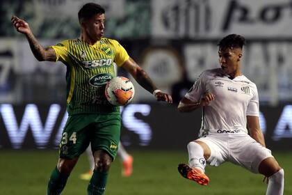 Enzo Fernández domina la pelota, el juvenil volante fue reemplazado por Nelson Acevedo en el segundo tiempo
