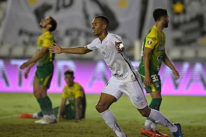 Sufre Defensa y Justicia y se agiganta Santos; Lucas Braga festeja su tanto, el empate transitorio del Peixe
