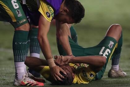 Nahuel Gallardo intenta apaciguar el desconsuelo de Braian Romero, autor del gol de Defensa y Justicia