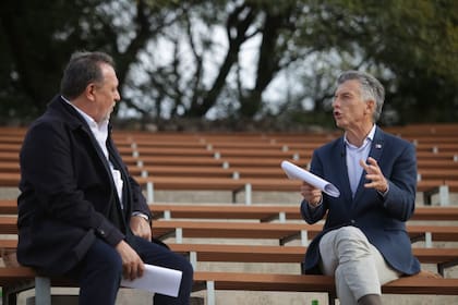 Santos y Macri grabaron el "mano a mano" en Córdoba para la presentación del libro.
