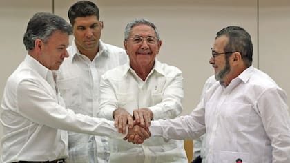 Santos y Timochenko, en septiembre de 2015, cuando firmaron ante Raúl Castro, en La Habana, un acuerdo preliminar por la paz