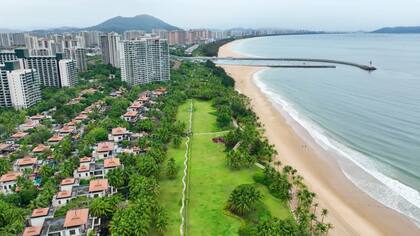 Sánya es una ciudad en el extremo sur de la isla de Hainan en China, con varias bahías y grandes balnearios.