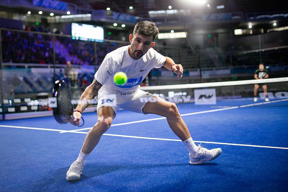 "Sanyo" Gutiérrez lanza un truco desde el fondo de la cancha