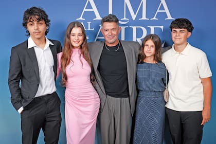 Sanz junto con sus hijos Alexander, Manuela, Alma y Dylan