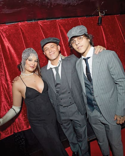 Sanz rodeado por Manuela (su hija, fruto de su relación con la mexicana Jaydy Michel) con un vestido negro de corte sirena y tocado de cristales y su hijo Alexander (de su relación con la diseñadora Valeria Rivera).