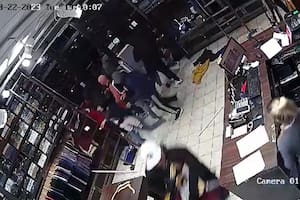 Saqueo en el local de la marca Narrow en Moreno