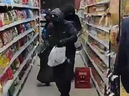 Saqueo en un super chino en Neuquén Capital