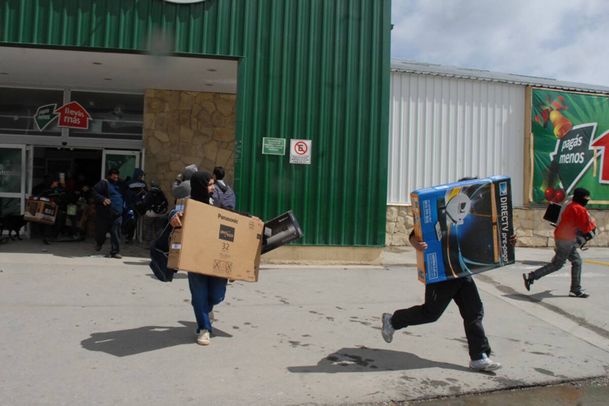 Saqueos y destrozos en el supermercado Chango Más de Bariloche