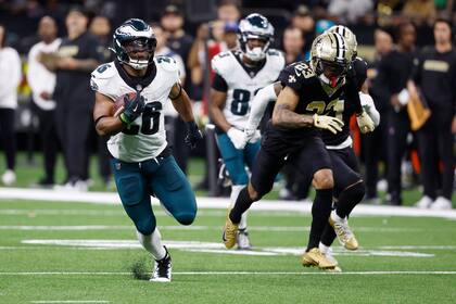 Saquon Barkley (26), running back de los Eagles de Filadelfia, se escapa 65 yardas para un touchdown, mientras Marshon Lattimore (23), cornerback de los Saints de Nueva Orleans, busca darle alcance en el partido de la NFL del domingo 22 de septiembre de 2024, en Nueva Orleans. (AP Foto/Butch Dill)