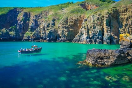 Sark, una pequeña isla inglesa en el Canal de la Mancha frente a las costas de Francia, que ofrece la posibilidad de mudarse allí y empezar una nueva vida en un paraíso natural