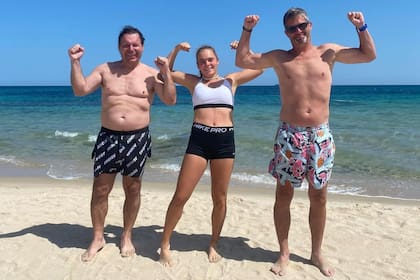 Sara Bejlek junto a su padre (a la izquierda) y su entrenador (a la derecha)