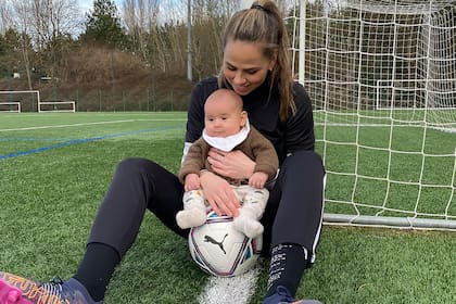 Sara Björk Gunnarsdóttir y su pequeño Ragnar, nacido en noviembre de 2021; un tribunal de FIFA dictaminó que Lyon debía pagarle el salario a la islandesa durante el embarazo y que ahora debe indemnizarla con 82.000 euros.