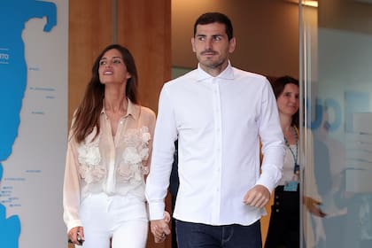 Sara Carbonero e Iker Casillas salen del hospital donde él fue atendido por un infarto, 6 de mayo de 2019.