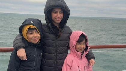 Sara (derecha) con su hermano Hussam y su hermana Rahaf. Ya habían intentado cruzar el Canal tres veces