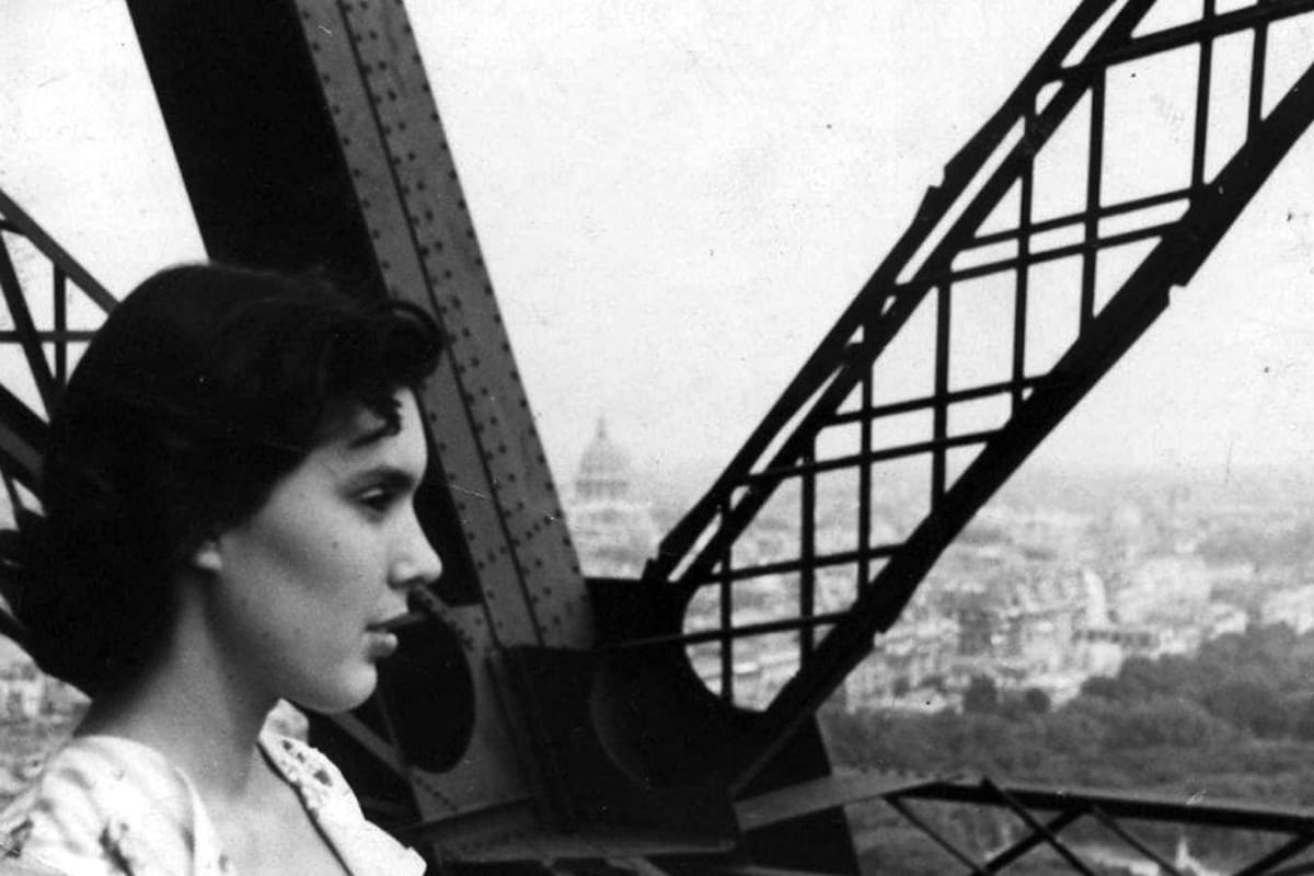 Sara Gallardo, escritora, periodista y viajera, en una foto tomada en París